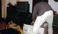 beim Auspacken helfe ich immer mit !!